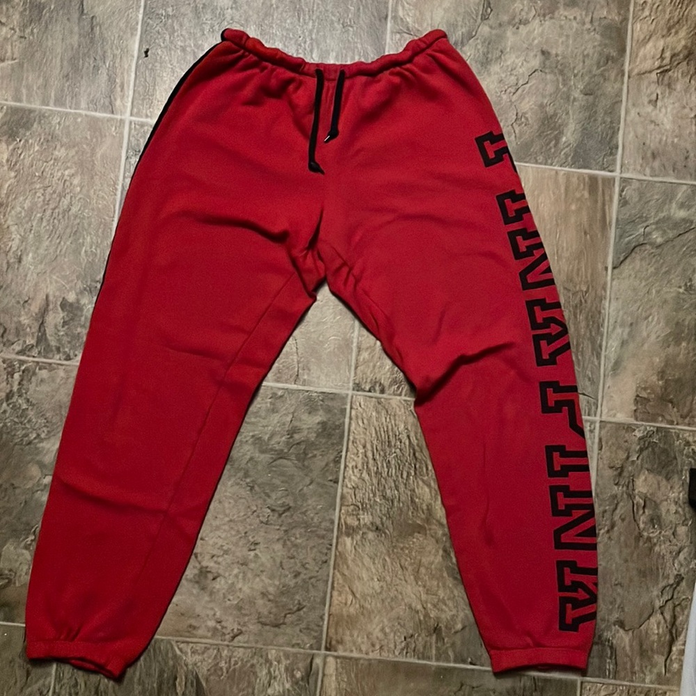 7/10 cdtn.Small discoloration from dryer/wear wear.Nothing too visual